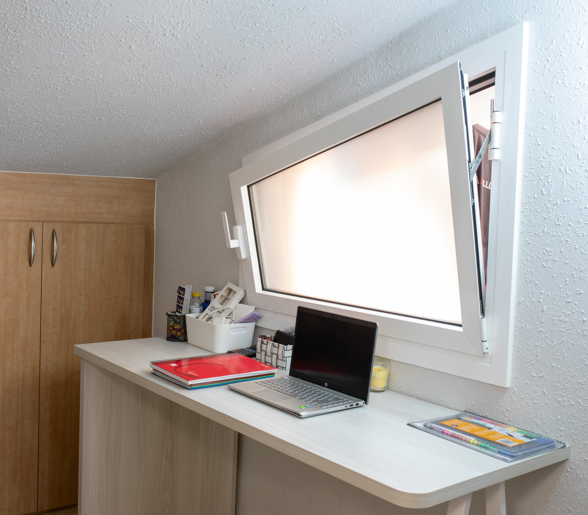 Ventana oscilobatiente a desnivel