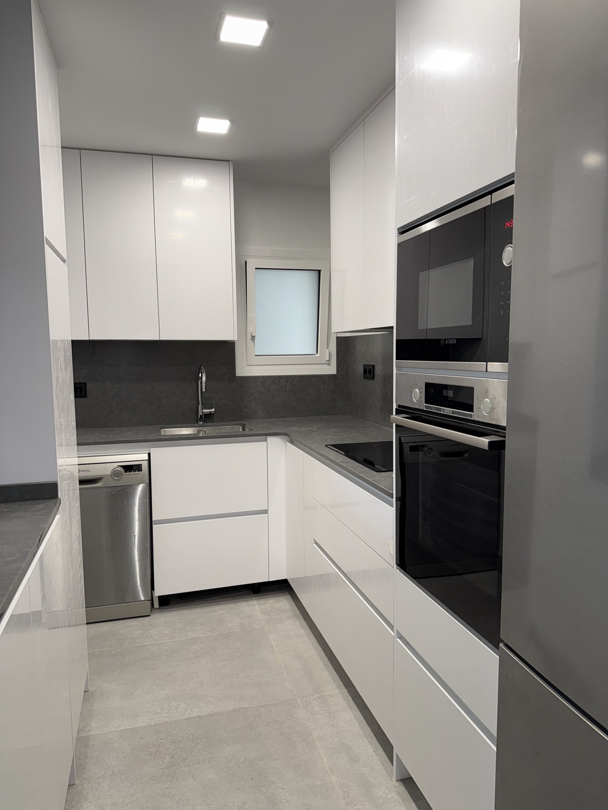 Ventana oscilobatiente a desnivel